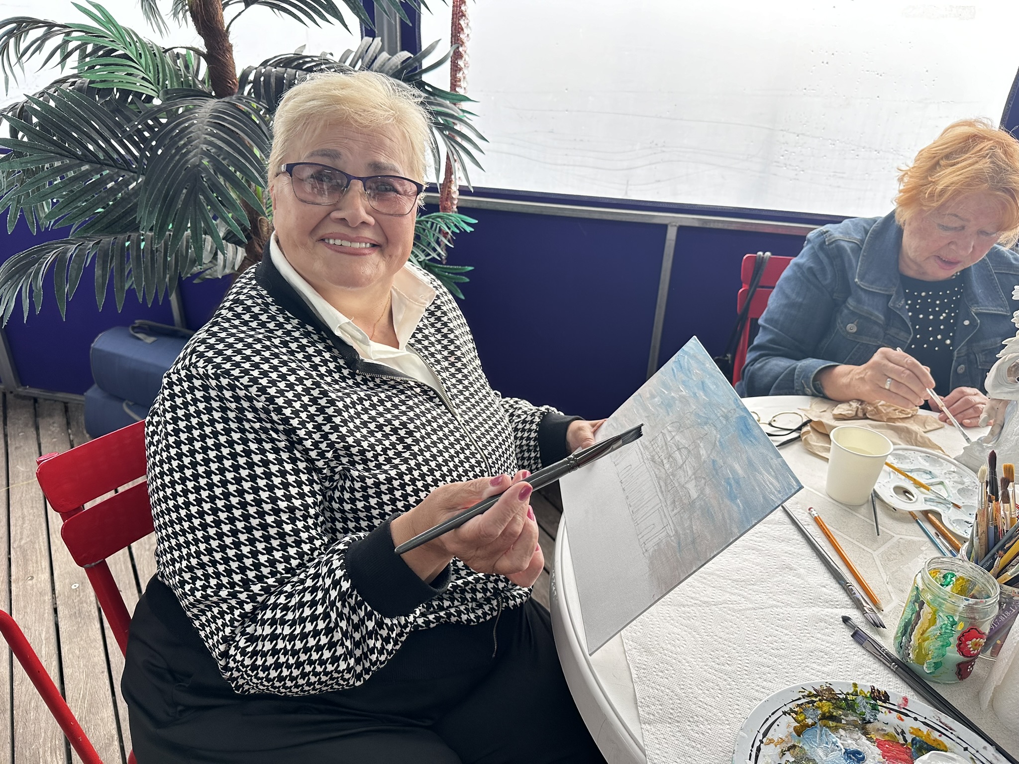 Art sessions with elderly participants